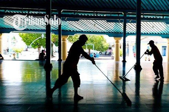 Masjid Keraton Solo setiap hari menyediakan buka bersama dan takjil gratis. Silakan datang.