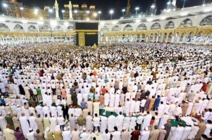 Niat sholat tarawih sesuai sunah Nabi Muhammad. Foto: Suasana tarawih di Masjidil Haram.