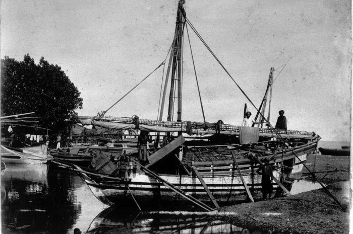 Orang-orang Bugis yang berlayar ke Australia untuk mencari teripang menggunakan padewakang yang berevolusi menjadi perahu pinisi.
