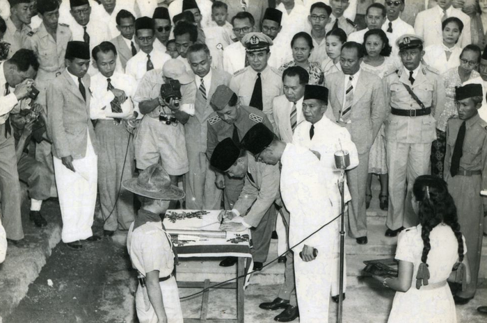Hari Pahlawan 10 November ternyata diusulkan oleh Soemarsono, pejuang kemerdekaan yang terlupakan.