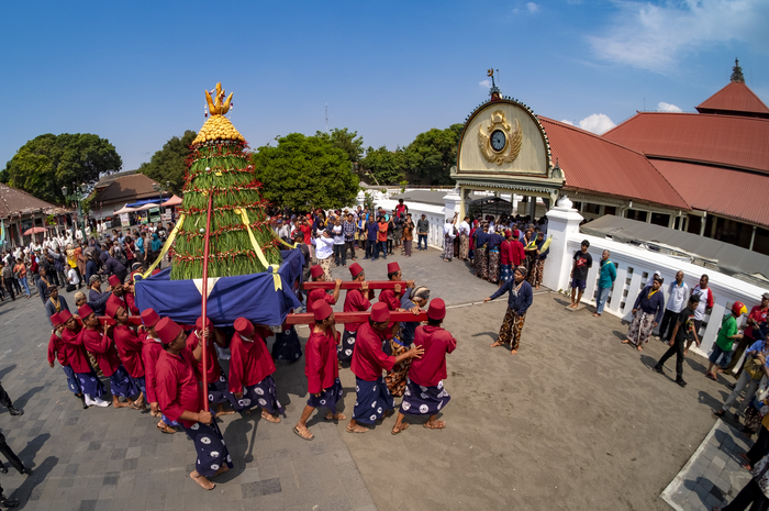 Tradisi Grebeg, termasuk Grebeg Syawal di Keraton Yogyakarta