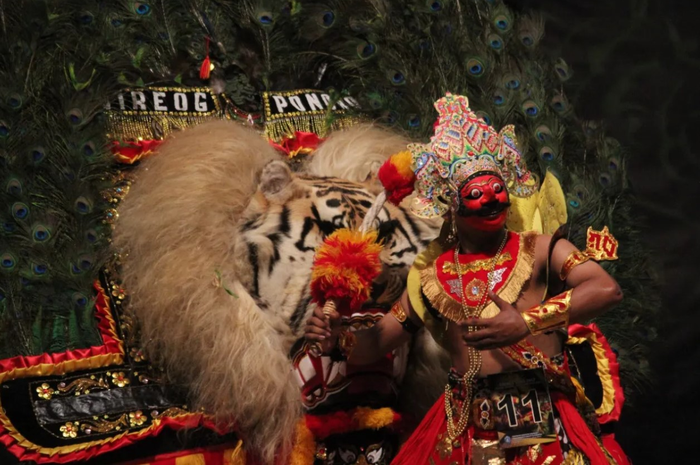 Inilah pengertian tari tradisional menurut para ahli, berikut fungsi, jenis, juga kekhasan dalam gerakannya.
