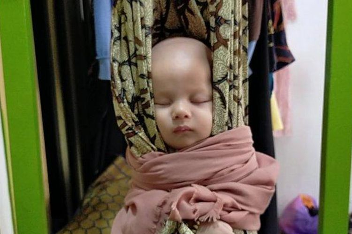 Masyarakat Suku Daya punya tradisi bapukung, sebuah cara unik untuk menidurkan si bayi.