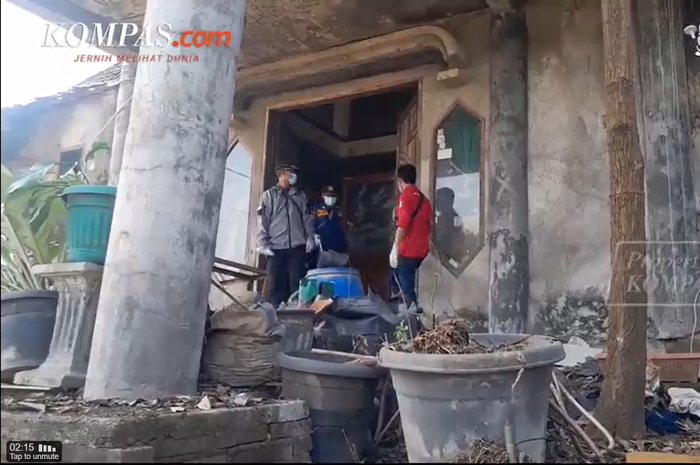 Sosok Dokter Wayan punya alasan sendiri kenapa membiarkan rumah mewahnya terbengkalai dan penuh sampah dan semak. Susah dicerna akal sehat.