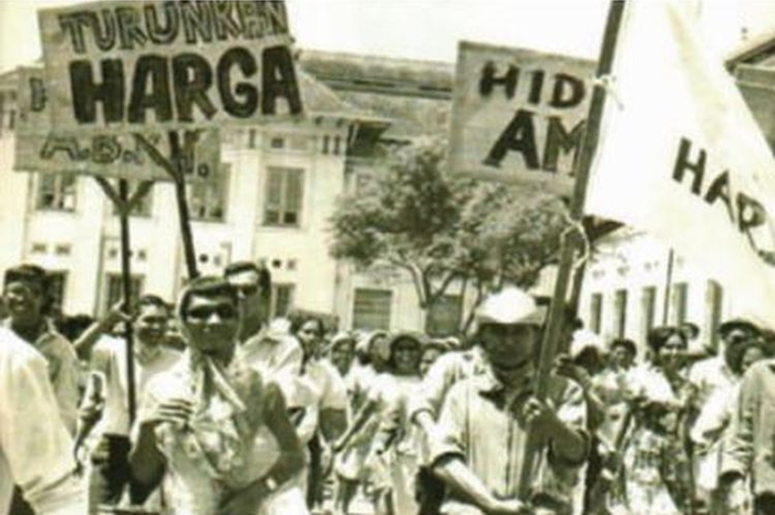 Demonstrasi besar-besaran di tahun 1965. Berikut ini penjelasan untuk pertanyaan &quot;mengapa pada masa awal kemerdekaan Indonesia, kondisi ekonomi di Indonesia sangat lemah disebabkan oleh kondisi politik?&quot;
