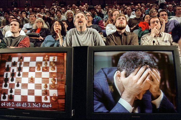 Deep Blue menjadi sistem komputer pertama yang berhasil mengalahkan juara dunia catur, dalam hal ini adalah Garry Kasparov.