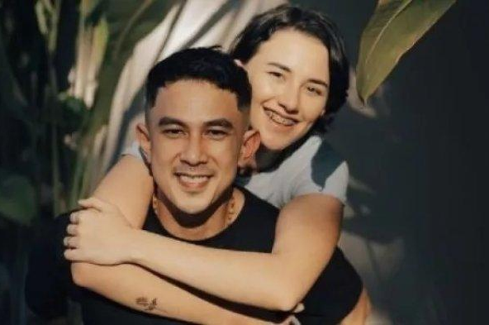 Dahlia Poland membongkar dugaan perselingkuhan suaminya, Fandy Christian, dengan lawan mainnya di sinetron. Kenapa seorang pria suka serong padahal istrinya cantik?