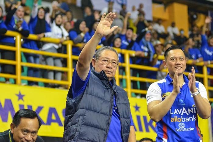 Presiden Republik Indonesia ke-6 Susilo Bambang Yudhoyono hadir mendampingi timnya Jakarta LavAni Allo Bank dalam pertandingan pembuka Proliga 2023 menghadapi Jakarta BNI 46, Kamis (5/1/2023) di Gor Sabilulungan, Kompleks Stadion Si Jalak Harupat, Soreang, Kabupaten Bandung.