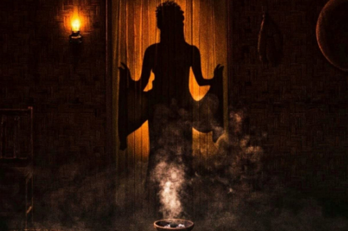 Poster film KKN di Desa Penari yang tayang di bioskop. Berikut ini daftar weton tulang wangi yang disebut mudah memikat makhluk halus.