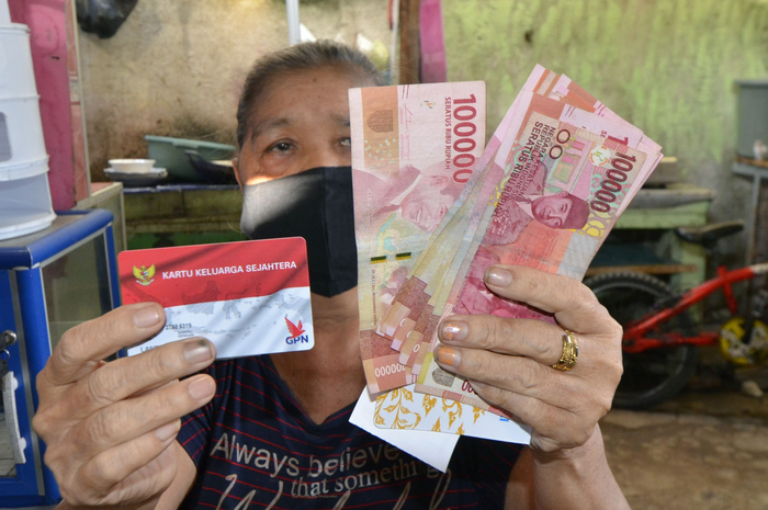 Bansos BPNT cair Rp400.000 untuk dua bulan. Bantuan sosial ini bisa diambil lewat bank HImbara atau kantor pos.