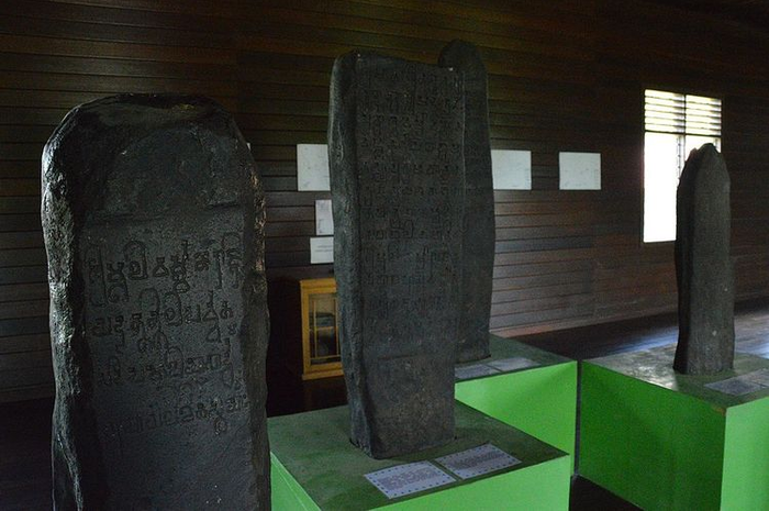 Prasasti pertama yang berkaitan erat dengan kerajaan Hindu ditemukan pertama kali di Kalimantan Timur, peninggalan Kerajaan Kutai.