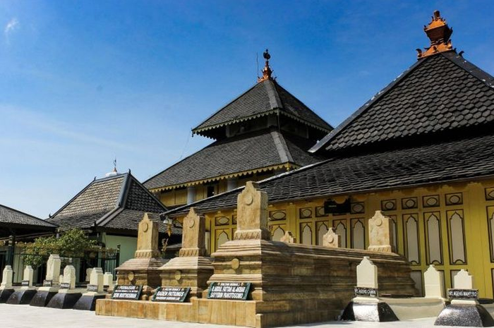 Makam raja-raja Demak di Kompleks Masjid Agung Demak. Artikel ini membahas tentang kehidupan politik Kerajaan Demak, salah satu kerajaan Islam pertama di Jawa.