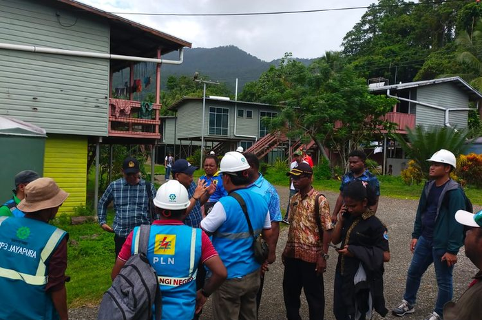 Setelah 15 tahun hidup tanpa listrik, warga Kampung Wutung Papua Nugini akan mendapatkan listrik dari Indonesia. Mereka berterima kasih kepada Presiden Jokowi.