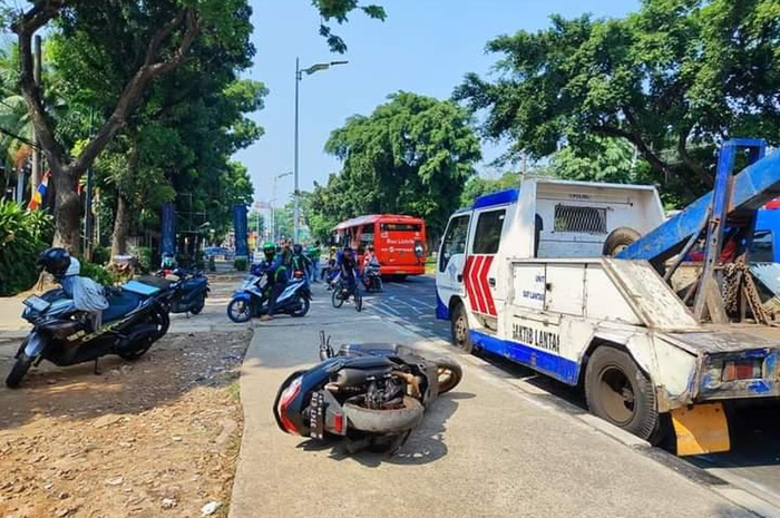 7 motor yang lawan arus di Lenteng Agung ditabrak truk, tiga luka berat. Mereka juga tetap ditilang oleh polisi.