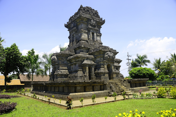 Candi Singasari menjadi salah satu sumber sejarah Kerajaan Singasari yang berbentuk candi. Dibangun sebagai persemayanan Kertanegara.