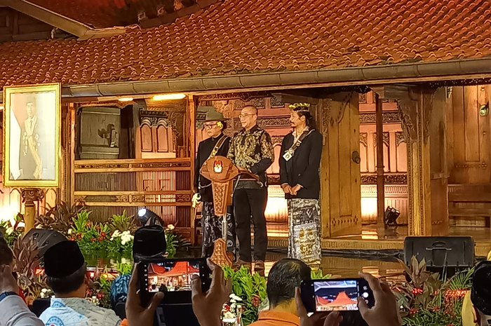 Ketua Komisi Pemilihan Umum (KPU) RI Hasyim Asy'ari diapit oleh seniman Sudjiwo Tedjo dan Nasirun dalam acara Doa Bersama Pemilu Damai 2024 yang diselenggarakan oleh KPU RI di Bentara Budaya Jakarta pada Kamis malam, 31 Agustus 2023.