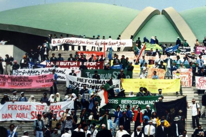 Mahasiswa menduduki gedung MPR/DPR, menuntut Presiden Soeharto untuk mundur dari jabatan Presiden, pada Mei 1998. Artikel ini akan jelaskan tantangan bangsa Indonesia dalam menerapkan Pancasila sebagai dasar negara pada masa reformasi dan cara mengatasinya.