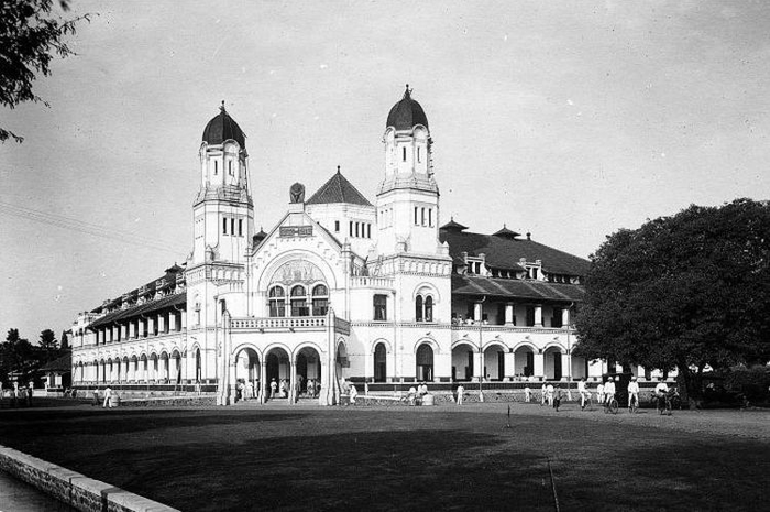 Menurut pemandu wisata yang ada di sana, jumlah pintu di bangunan Lawang Sewu ternyata tak sampai seribu. Lalu berapa?