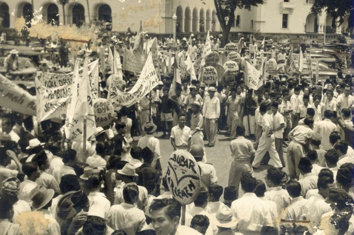 17 Oktober 1952, Tank dan Meriam Mengarah ke Istana.