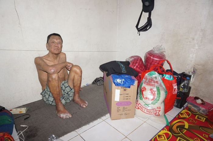 Budiono Sutikno adalah mantan pemain PSIS Semarang. Tapi sekarang nasibnya tragis, hidup terlunta-lunta dan harus berjuang melawan diabetes yang menggerogoti tubuhnya.