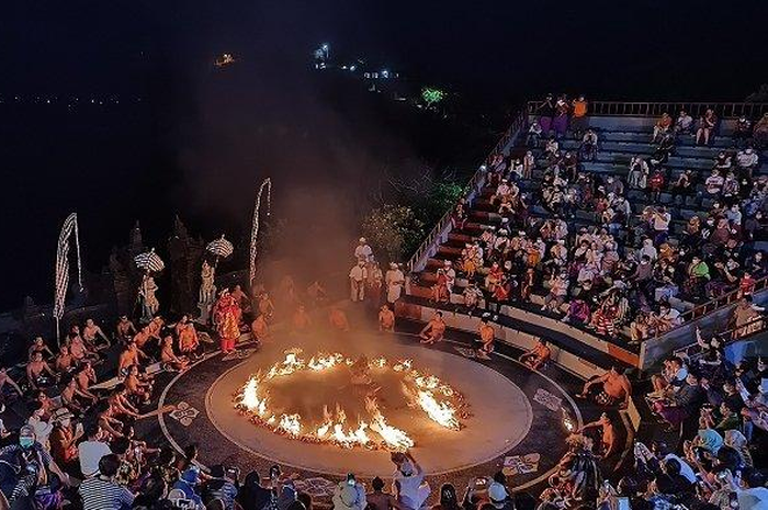 Ilustrasi - Tradisi Tari Kecak dari Bali.