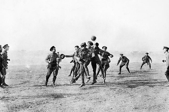Peristiwa Natal 1914, ketika pasukan dari dua negara yang berhadapan dalam Perang Dunia I, Inggris dan Prancis, melakukan genjatan senjata dan bermain sepakbola bersama.