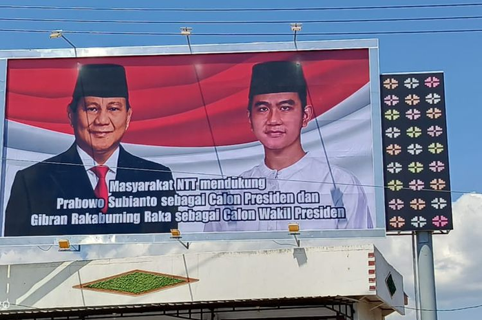 Baliho besar berukuran 5 x 5 meter yang menampilkan wajah Prabowo s Subianto dan Gibran Rakabuming terpampang di pusat kota Labuan Bajo, Kabupaten Manggarai Barat, NTT.  Simak daftar lengkap partai pendukung Prabowo-Gibran, pasangan capres-cawapres yang akan bertarung dalam Pilpres 2024.