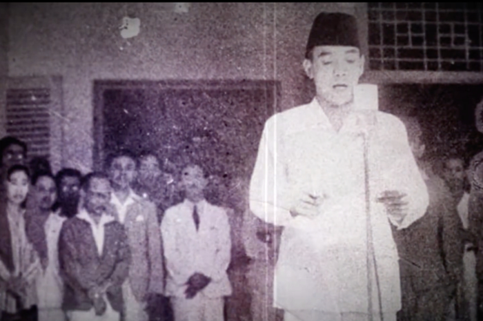 Foto pembacaan teks Proklamasi Kemerdekaan Indonesia oleh Soekarno pada 17 Agustus 1945. Artikel ini menjelaskan bagaimana nilai-nilai persatuan dan kesatuan diterapkan pada peristiwa proklamasi kemerdekaan bangsa Indonesia pada 17 Agustus 1945.