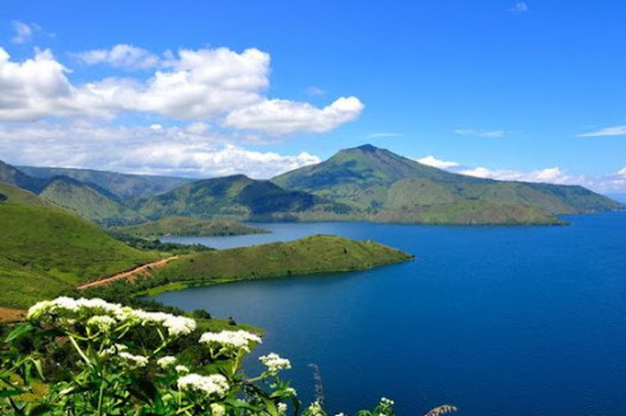 Danau Toba merupakan danau terbesar di Indonesia.