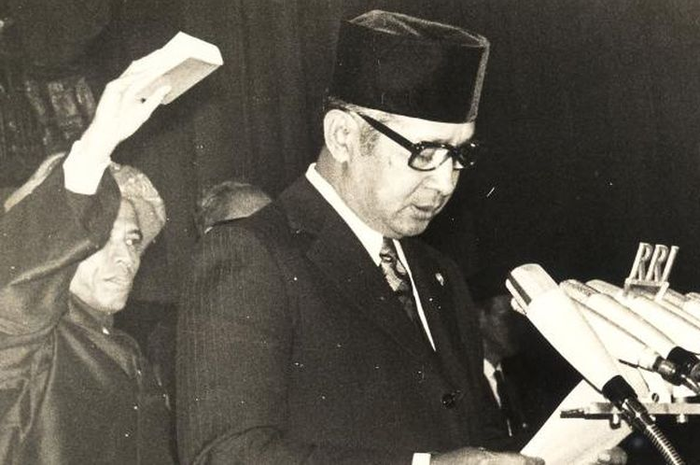 Presiden Soeharto mengaku kelelahan memimpin Indonesia.