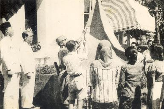 Penaikan bendera pusaka sesudah dibatjakan teks proklamasi, 17 Agustus 1945. Jelajahi peristiwa sejarah yang terjadi sebelum akhirnya bangsa Indonesia memproklamasikan kemerdekaannya pada 17 Agustus 1945.