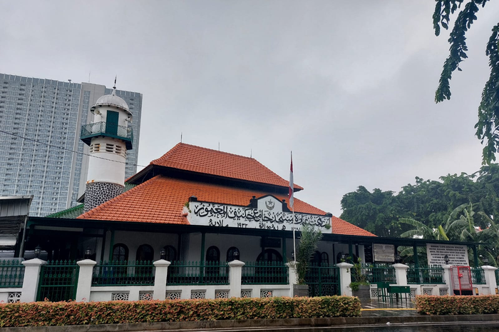 Masjid Jami Al-Makmur atau Masjid Raden Saleh.