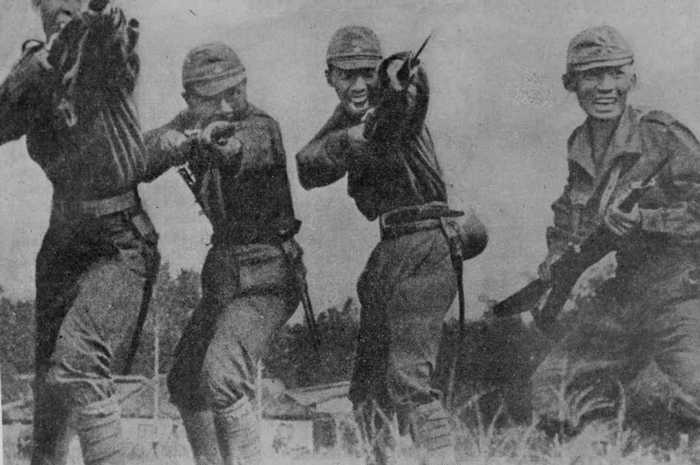 Ini adalah cerita mendiang Slamet Suseno, mantan wartawan Intisari yang pernah ikut latihan militer Jepang, PETA, saat mudanya. Kemampuan bahasa Belanda-nya dia gunakan untuk menipu penjajah dan menyelamatkan pejuang.