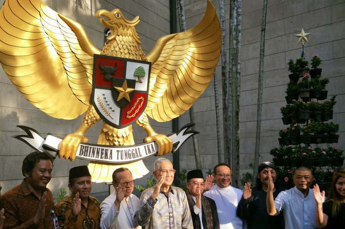 Uskup dan Unit Kerja Presiden bidang Pembinaan Ideologi Pancasila (UKP PIP) berfoto bersama di depan Garuda Pancasila Gereja Katedral. Artikel ini akan jelaskan latar belakang dan sejarah penetapan Bhinneka Tunggal Ika sebagai semboyan negara Indonesia.