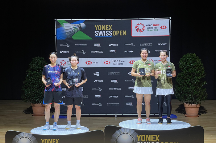 Pasangan ganda putri Indonesia, Lanny Tria Mayasari/Ribka Sugiarto, berpose di podium juara Swiss Open 2024 di St.Jakobshalle, Basel, Minggu (24/3/2024).