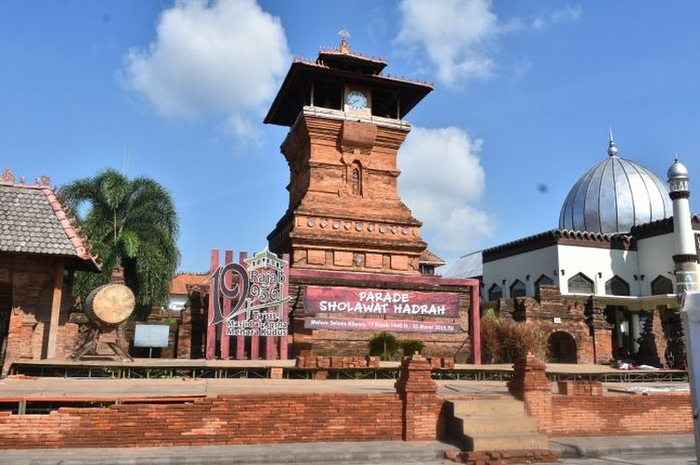 Harun Nasution membagi sejarah Islam ke dalam tiga periode besar. Di antaranya masa tahun 1800 sampai sekarang. Pada masa itu oleh Harun Nasution disebut dengan masa atau abad modern.