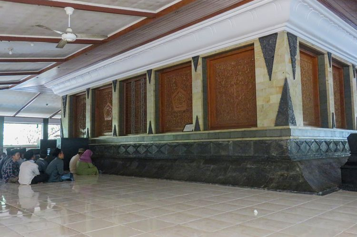 Misteri umur Sunan kalijaga. Insert: Makam Sunan Kalijaga di kadilangu, Demak.