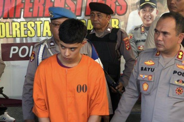 Seorang pemuda asal Tapanuli Selatan, Sumatera Utara, menghabisi nyawa PSK yang dia sewa lewat MiChat. Gara-gara tidak cocok dengan harganya.