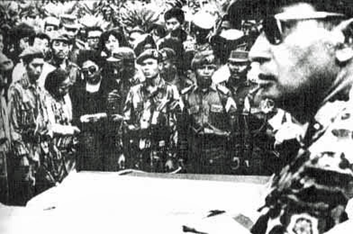 Mayjen Soeharto saat pemakaman Pahlawan Revolusi, para jenderal Angkatan Darat yang menjadi korban Gerakan 30 September 1965.