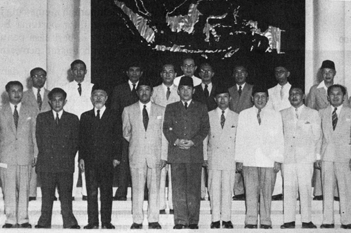 Segala persiapan dan tetek bengek perihal Pemilu 1955 dipersiapkan saat Kabinet Ali Sastroamidjojo I. Tapi di tengah perjalanan, Ali Sastroamidjojo mundur dan pemungutan suara terjadi saat Kabinet Burhanuddin Harahap (Wikipedia Commons)