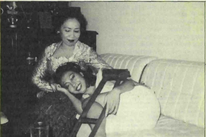 Euis Darliah mengakui ada dua Titik yang berjasa dalam hidupnya. Titik Hamzah dan Titiek Puspa. Berkat lagu Titiek Puspa 'Apanya Dong' nama Euis Darliah melejit (Majalah Intisari)