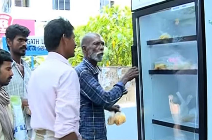 Restoran di India Ini Menyediakan Kulkas di Jalan Supaya Orang Miskin Bisa Mengambil Makanan Gratis