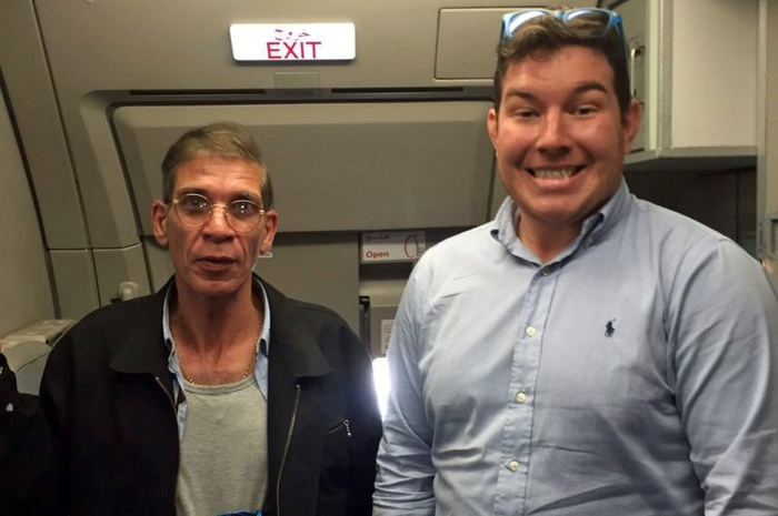 'Selfie Terbaik' yang Pernah Ada: Laki-laki Inggris Ini Berswafoto Bersama Pembajak Pesawat EgyptAir
