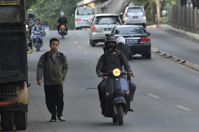 Tabrak Sepeda Motor yang Melawan Arah, Pengendara Mobil Ini Dihakimi Massa