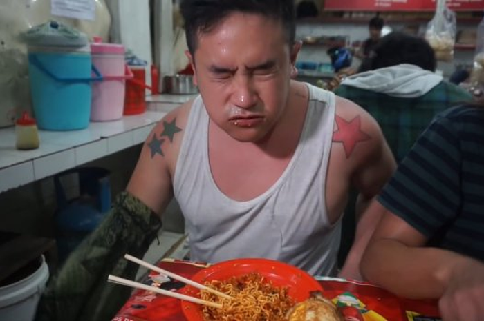 Cerita Turis Inggris yang Tuli Dua Menit Setelah Menyantap Mie 'Pedas Mampus' ala Warung Abang Adek