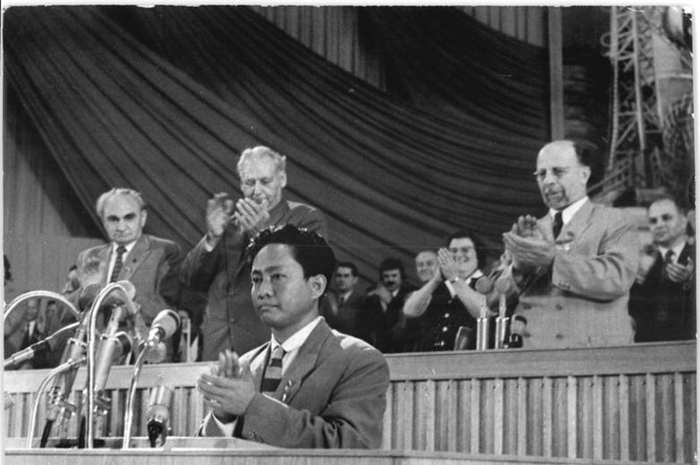 DN Aidit resmi menjadi anggota partai komunis pada zaman Jepang. Perantaranya, Widarta. Terjadi pada Juli 1943, umurnya waktu itu 20 tahun.