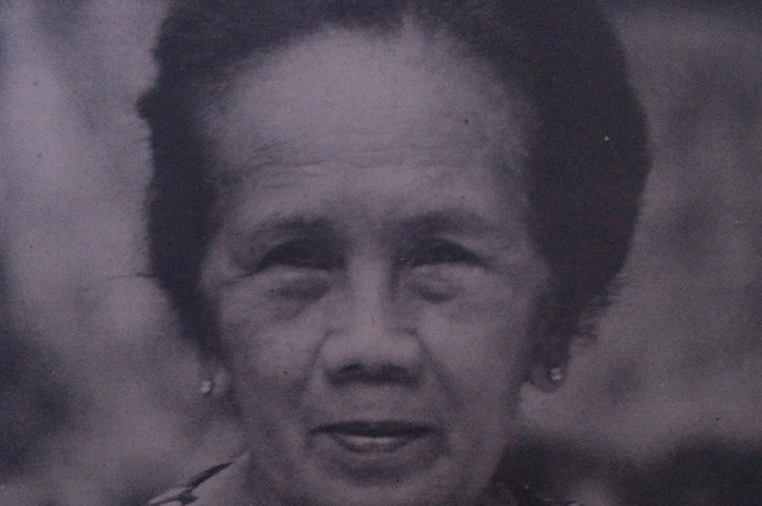 Jarang sekali yang tahu siapa orang pertama yang menyanyikan lagu Indonesia Raya itu. Jangankan tahu, bertanya pun, barangkali tidak.