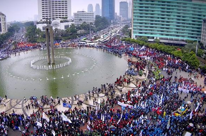 Bagaimana cara menghitung perkiraan jumlah massa dalam demo?