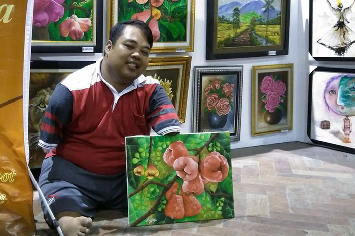 Meski lahir tanpa tangan, Aam adalah si pelukis handal