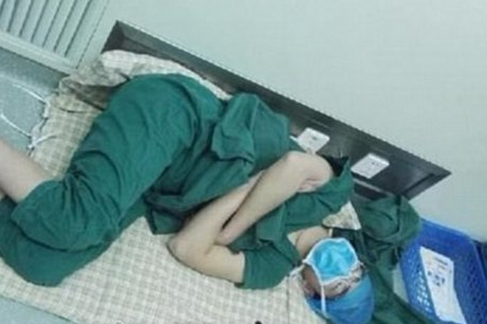 Tidur di Lantai Rumah Sakit Setelah Lakukan Operasi Selama 28 Jam, Dokter Ini Dipuji Netizen.